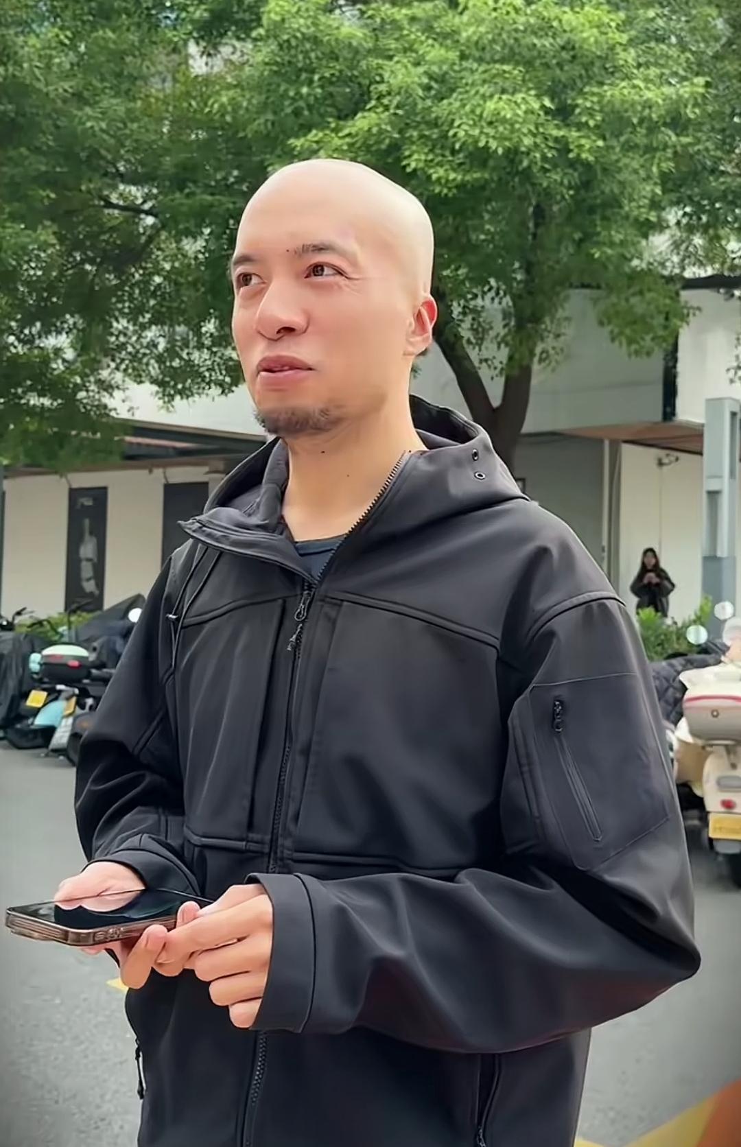 看来辛吉飞并无大碍，近日，他对面包袋里出现活蟑螂一事发表了自己的观点，就是不太可