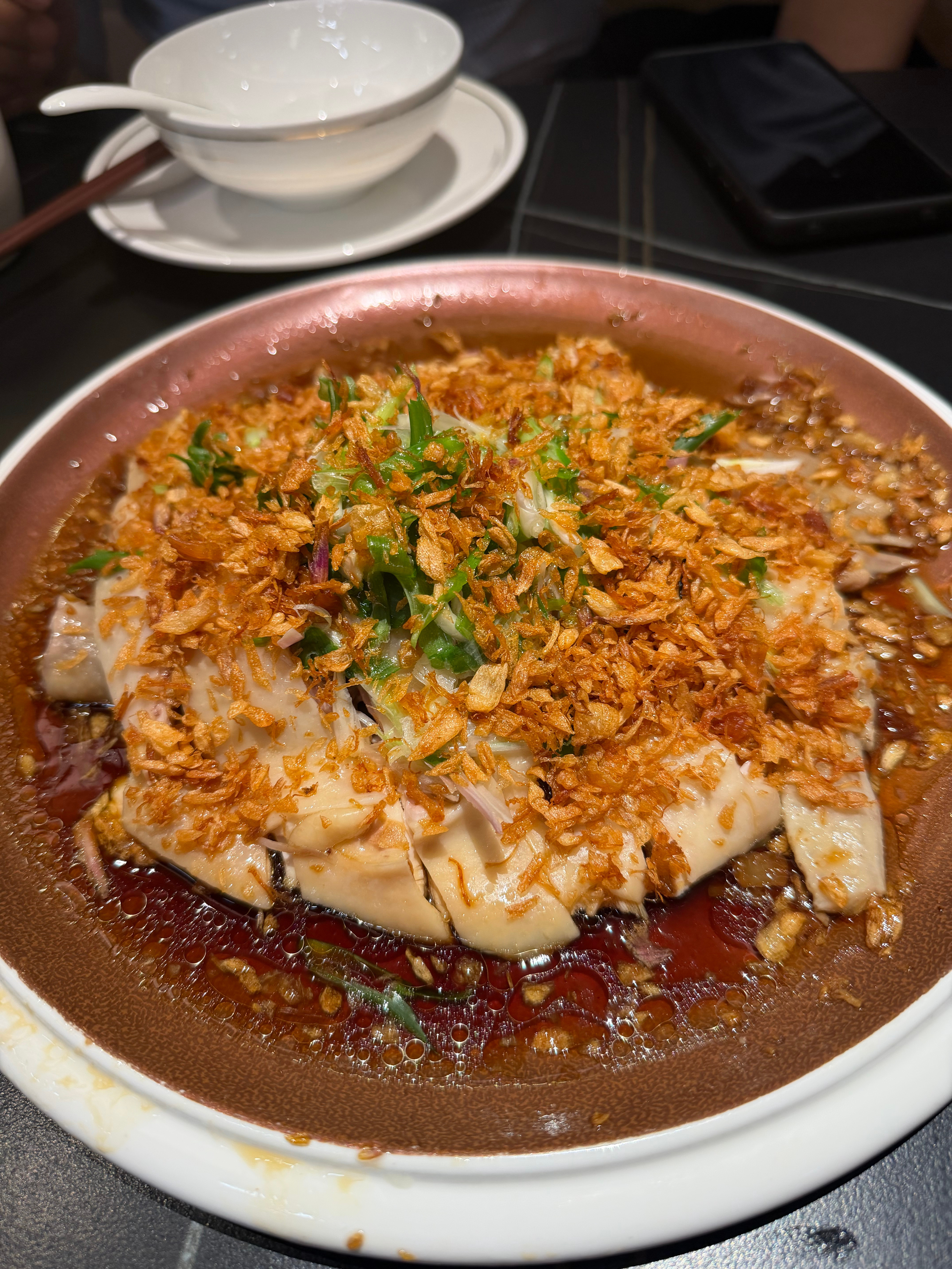 随便点了几个菜，旁边的广州人和我说他们早上吃鸡，中午吃鸡，晚上还是吃鸡