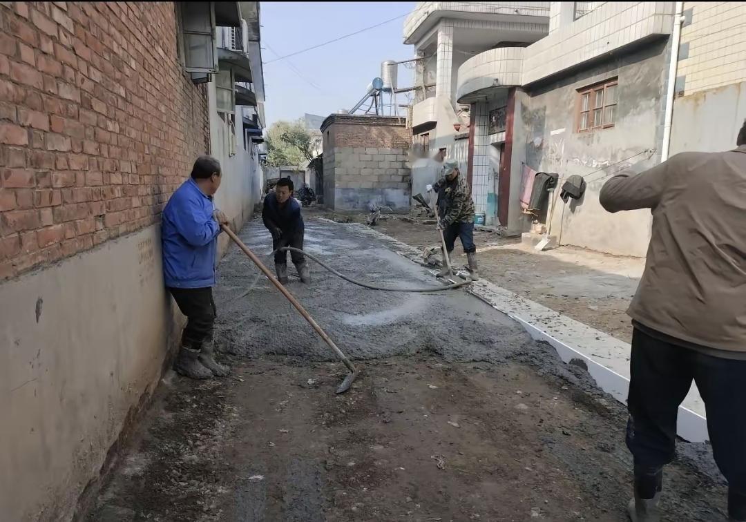 这路不是光靠图纸和水泥修的，是靠人情、规矩还有点说不清的默契一点点压出来的。