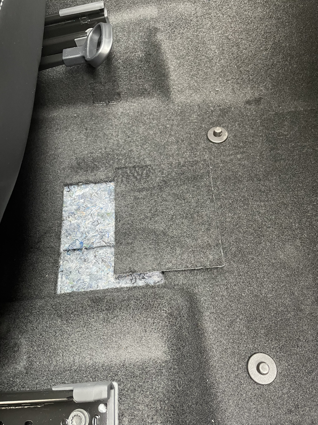 副驾地毯上被切开了今天铺地毯，发现副驾驶地面地毯被切开了，有兄弟懂得吗？还是这