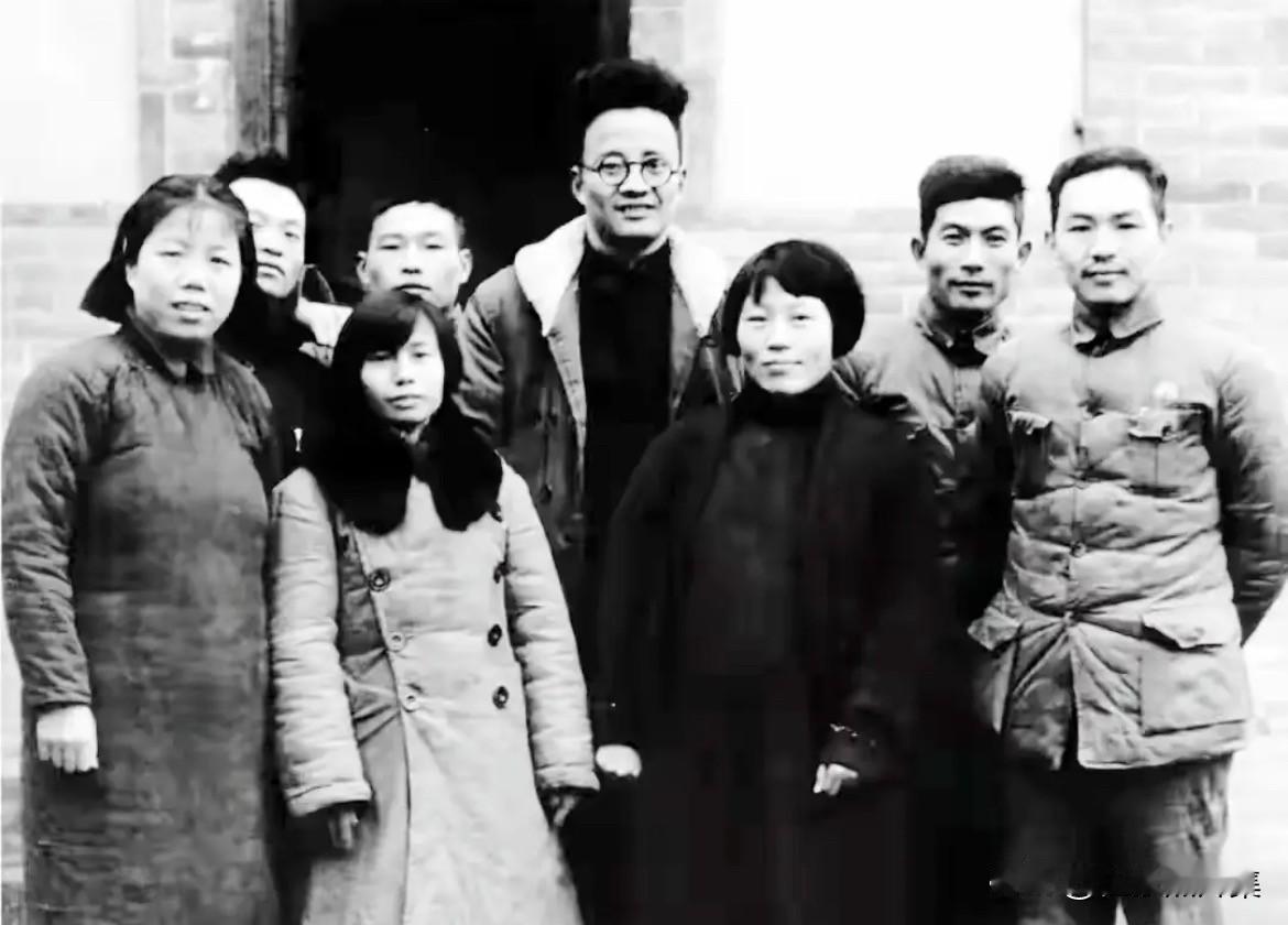 1937年11月，​西安八路军办事处前的合影，前左：​邓颖超，​刘英，​刘群先（