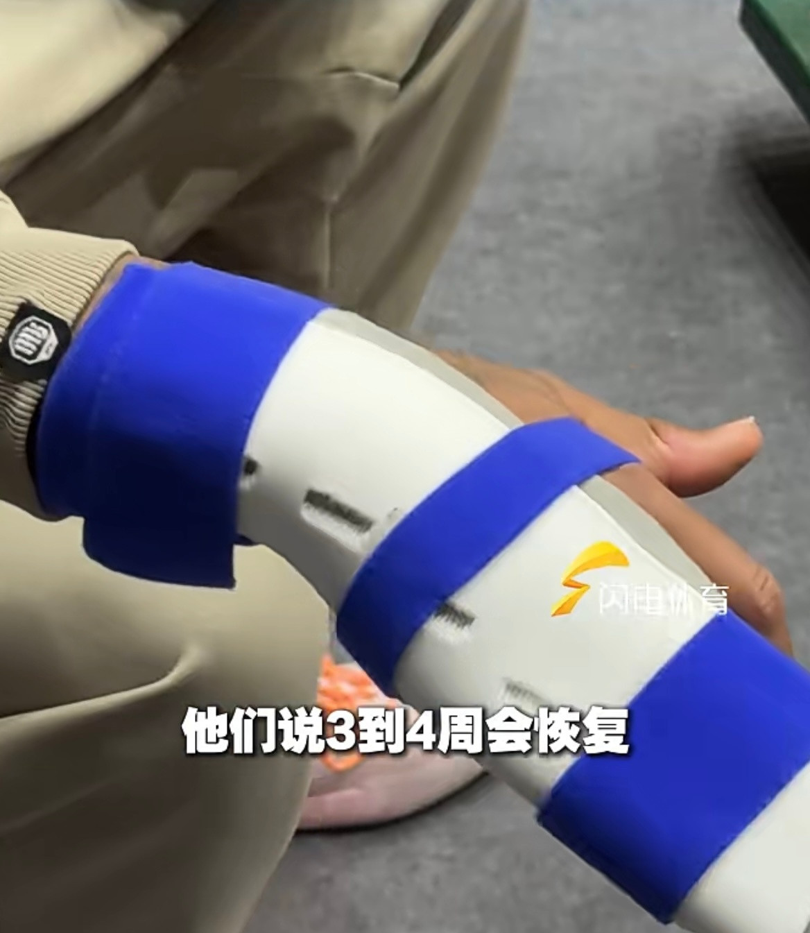 山东男篮外援克里斯最新伤情，他是中指关节骨折了，还在恢复中，目前还不能弯曲，预计