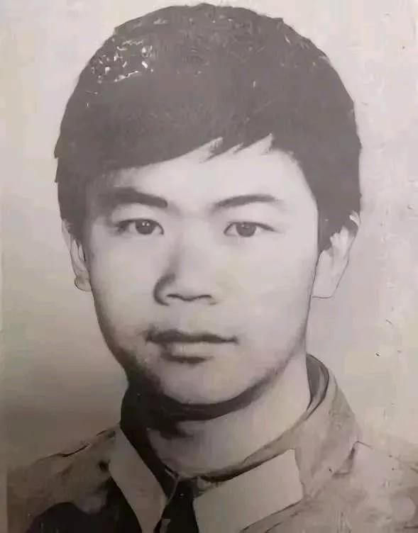 麻栗坡烈士陵园又一幕悲伤的画面，“滚雷英雄”韩跃奎烈士的母亲趴在儿子的墓碑上失