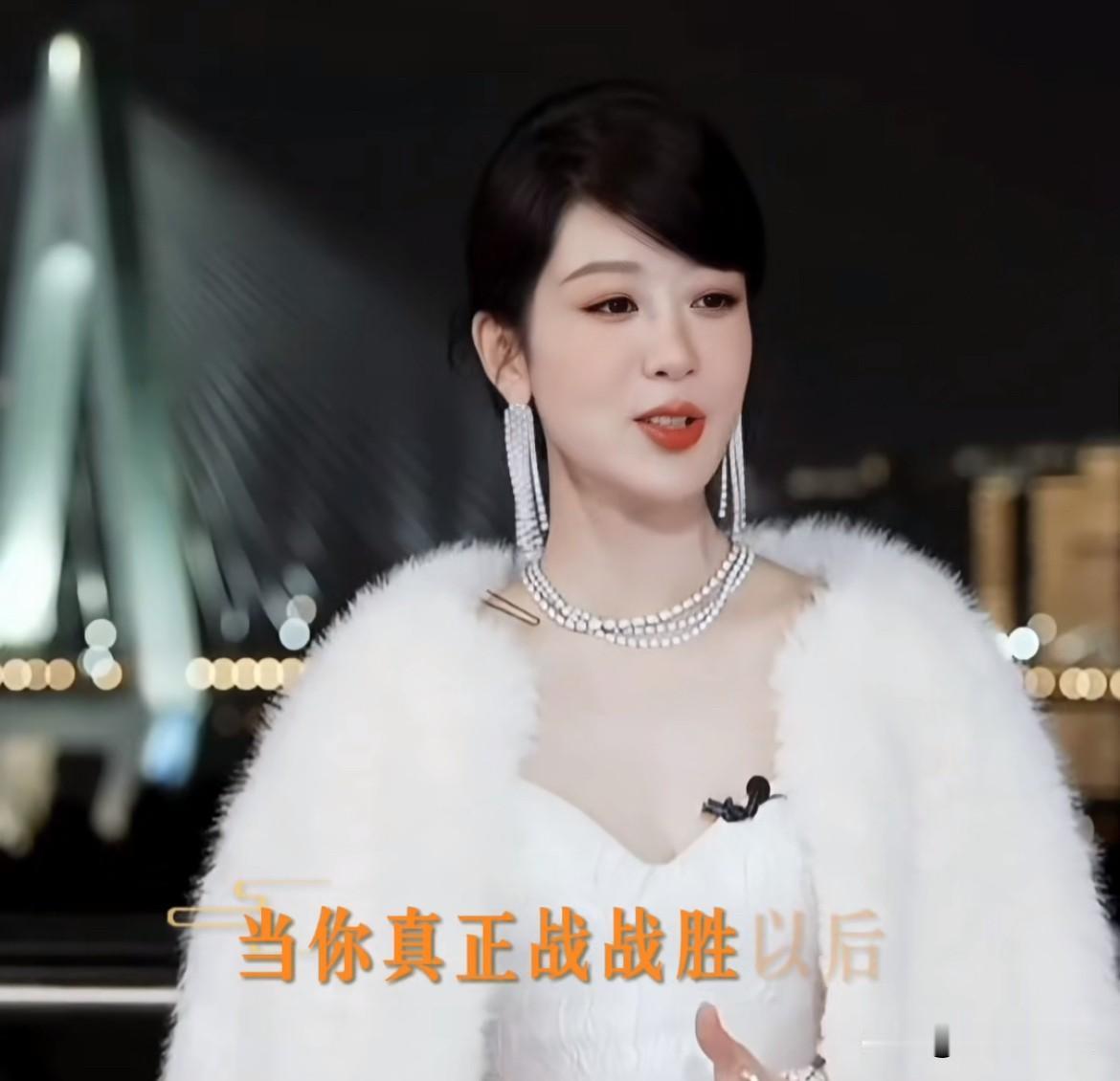 12月20日，此刻的杨紫，感觉她斗志昂扬！杨紫提到表演，感觉像换了一个人！看