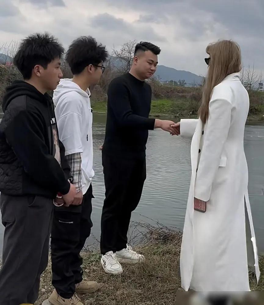 少妇相亲遇到三个男子，第一个男的是个黑衣男，一听说是二手的，直接走人了；第二个男