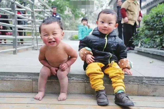 父亲不让1岁大的儿子穿衣服, 自称是为他的健康着想