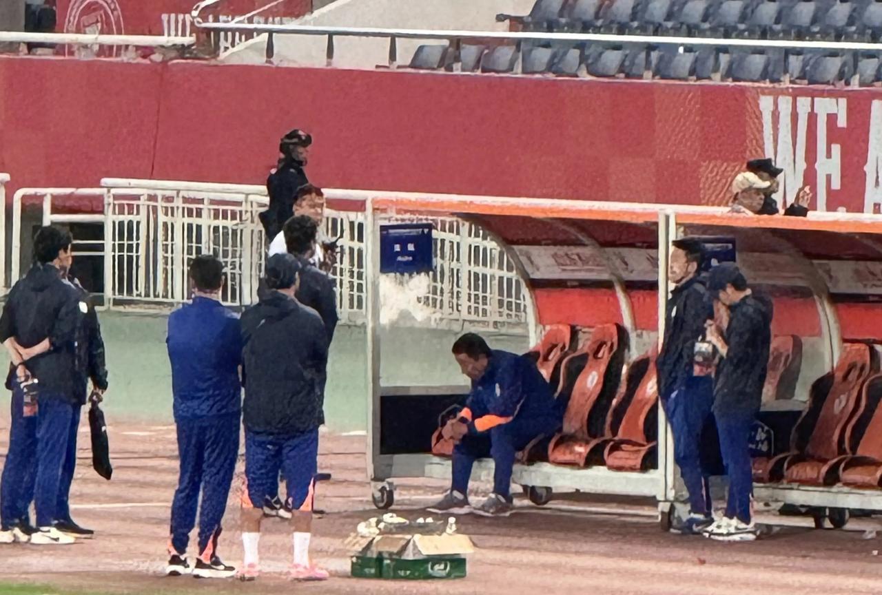 崔康熙被气的高血压都犯了…主场被联赛倒数第一的青岛海牛逼平，不知道是被场上球员气