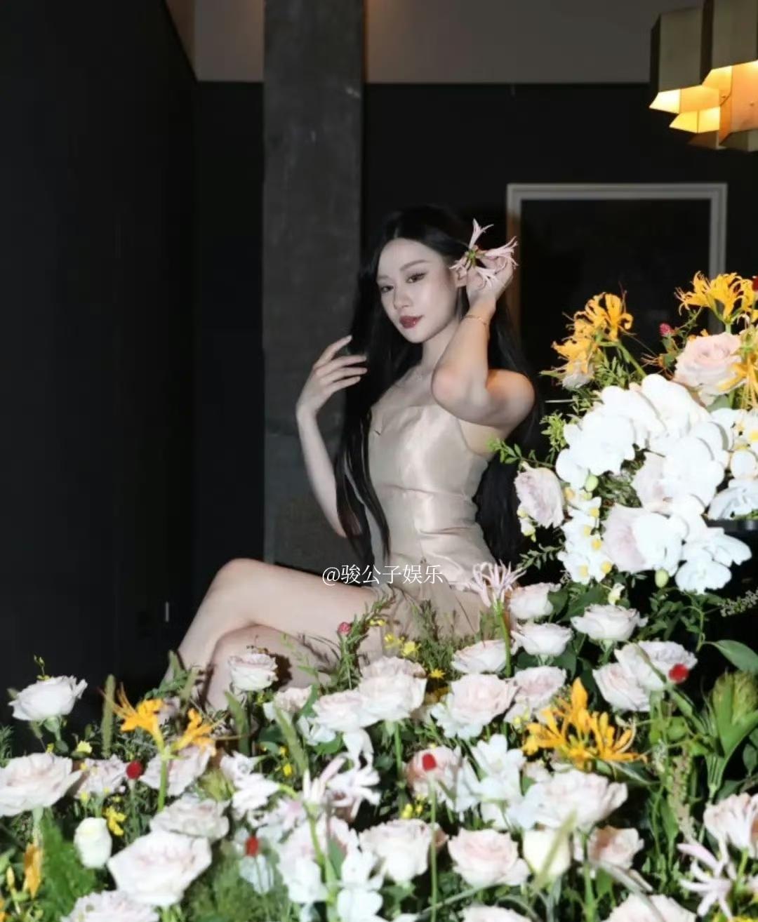 范志毅的女儿范斯晶在27岁生日之际，晒出了庆生照片。她身材曼妙，皮肤白皙，颜值上