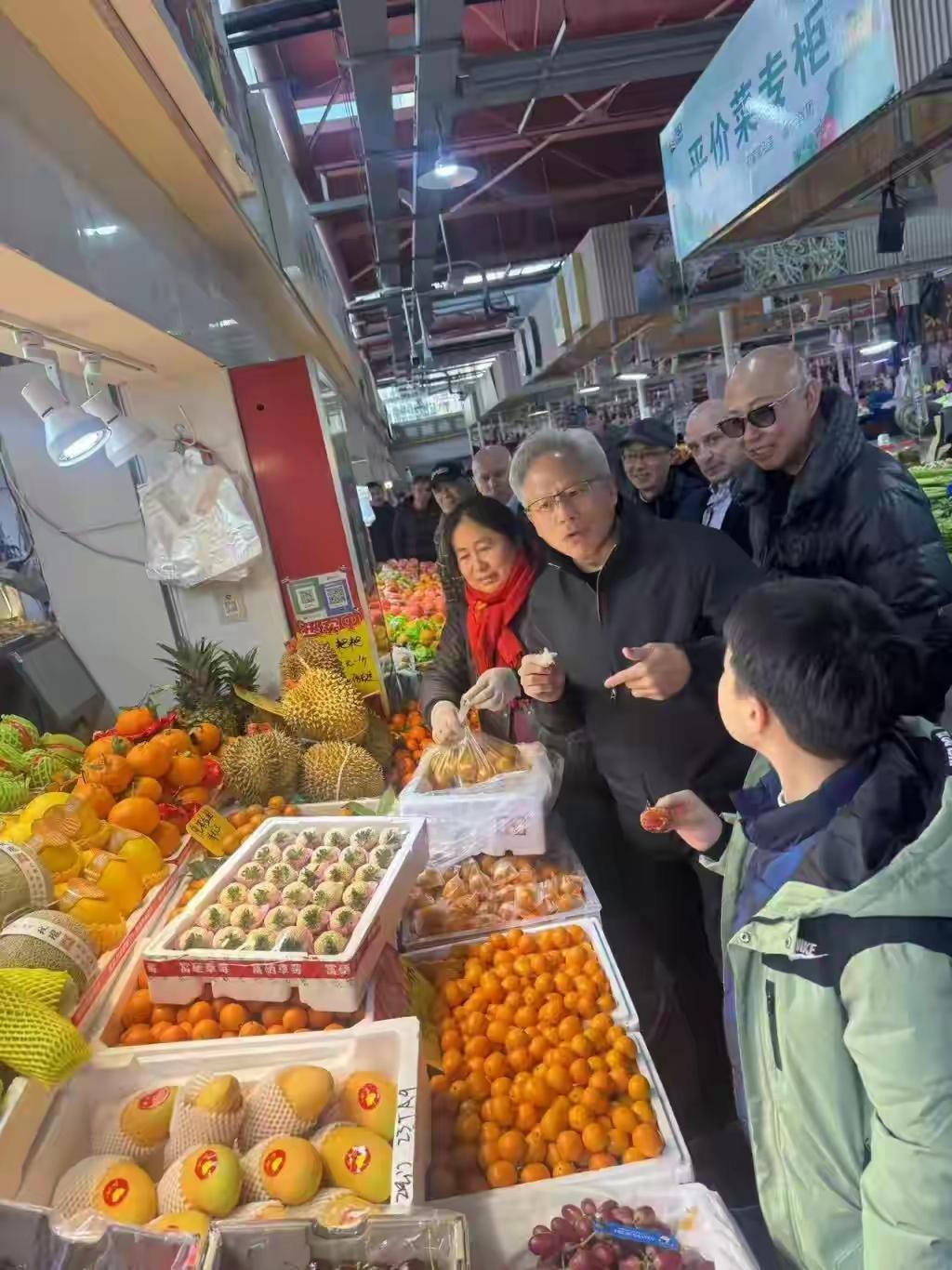 回来做客了！英伟达CEO黄仁勋来中国了，也是新年首次访华，第一站来到了上海，考察