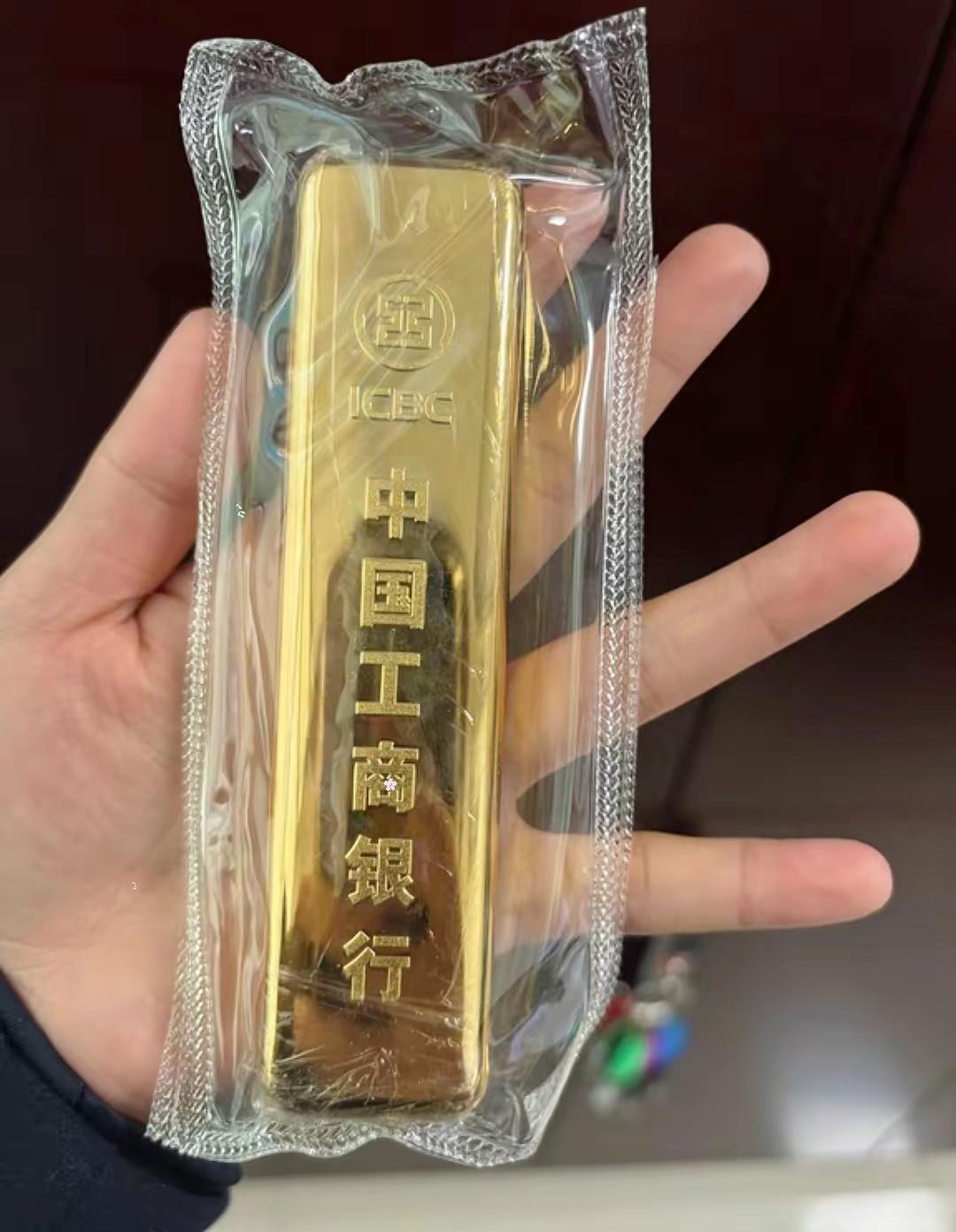 这下真的应验了，有人说川普回国后，金价会出现暴跌，结果川普今天刚走，金价就跌到