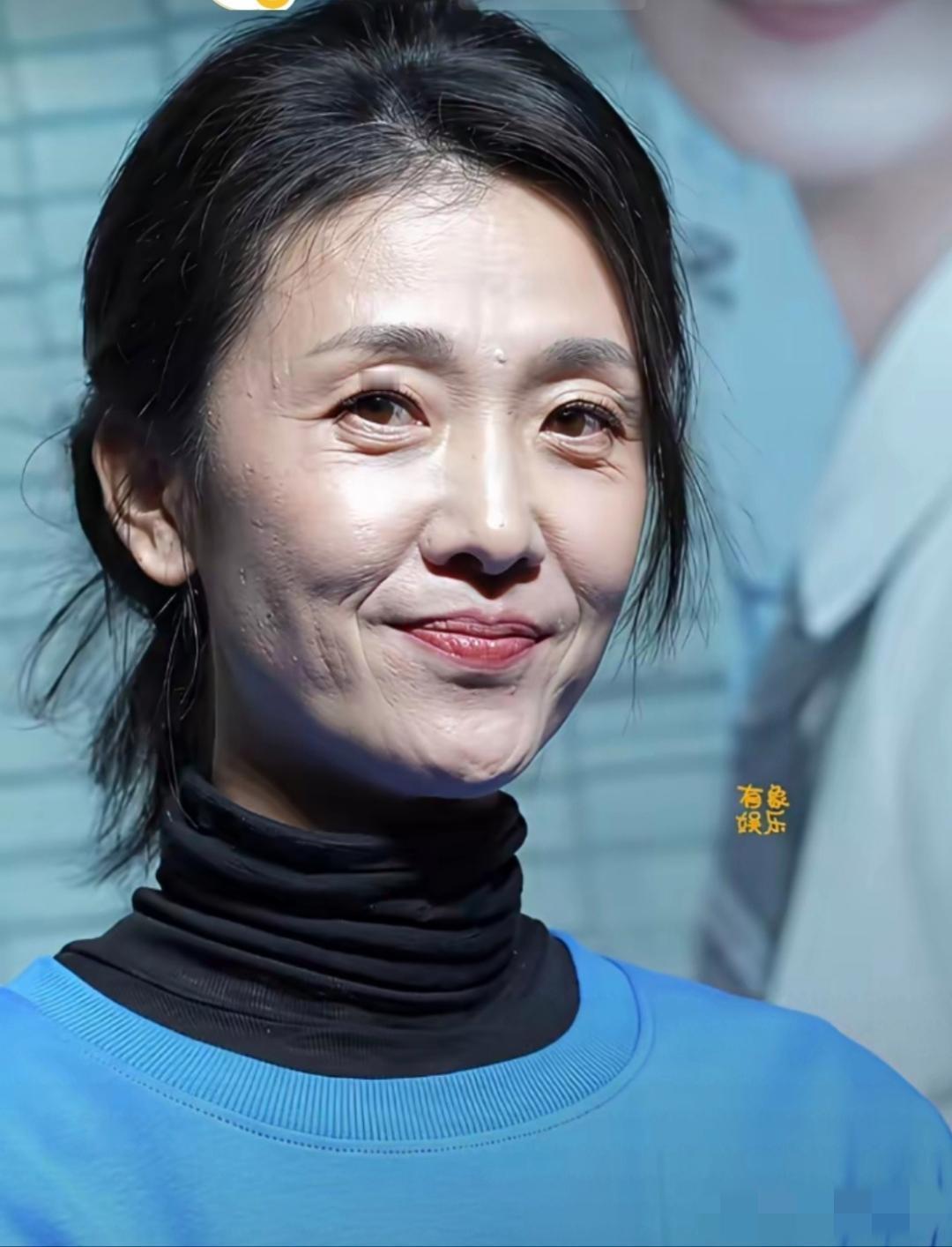 哇哦，久未露面的倪景阳也老了不少：眉若远黛，睫毛长翘，唇若红玉，皮松肉垮，面庞坑