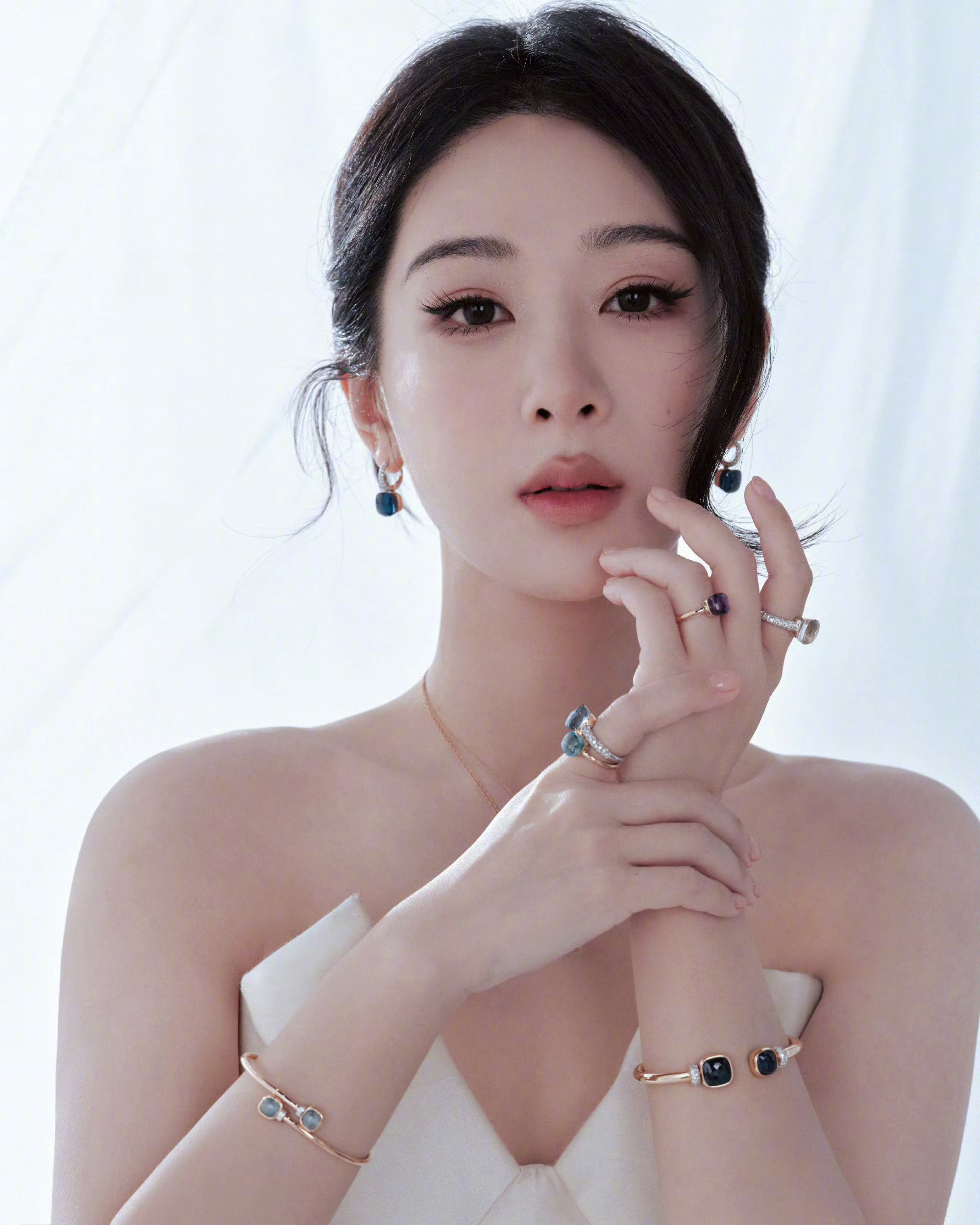 杨紫亮相Pomellato宝曼兰朵品牌直播造型。新任全球代言人以RonaldV