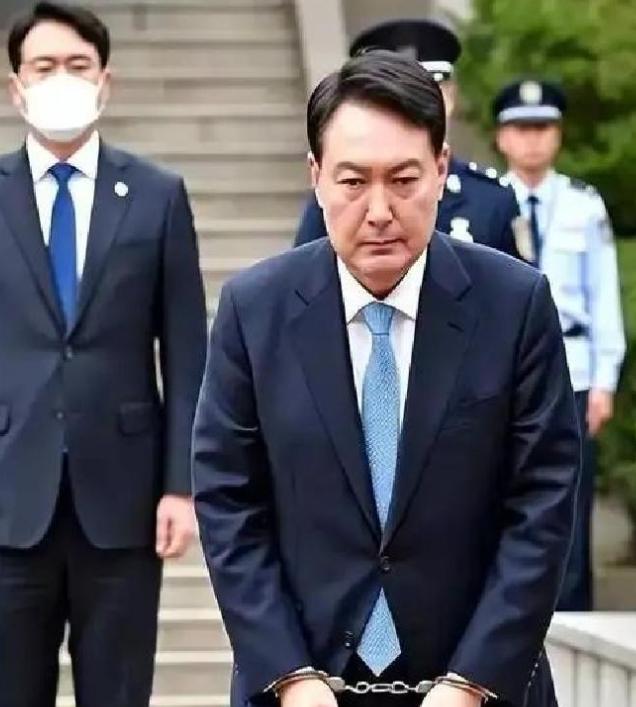 韩国前总统尹锡悦和妻子金建希双双入狱，却意外在拘留所迎来“财富暴涨”。李在明在外