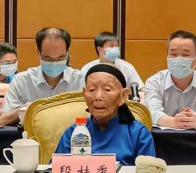 1932年冬天，江西于都县车溪乡的一间土房里，段桂秀与王金长拜堂成亲。婚礼简陋，