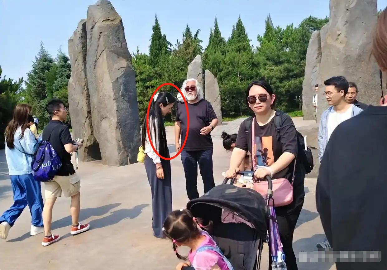 老话常说：当面训子，背后训妻。不过，大胡子张纪中却犯了忌讳。近日，有网友拍到
