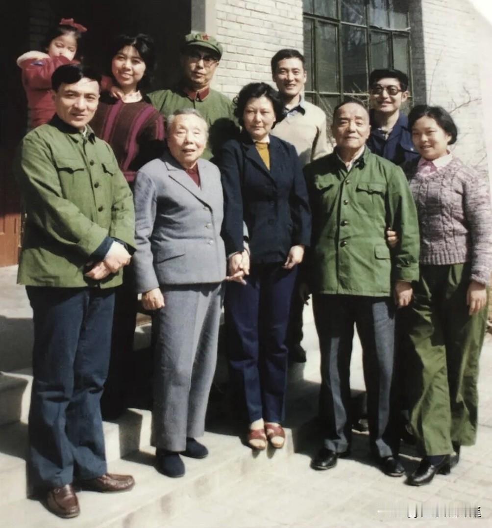 上世纪七十年代末，杨尚昆、杨白冰兄弟两家合影，而杨尚昆、李伯钊之间为谢炳静，当时