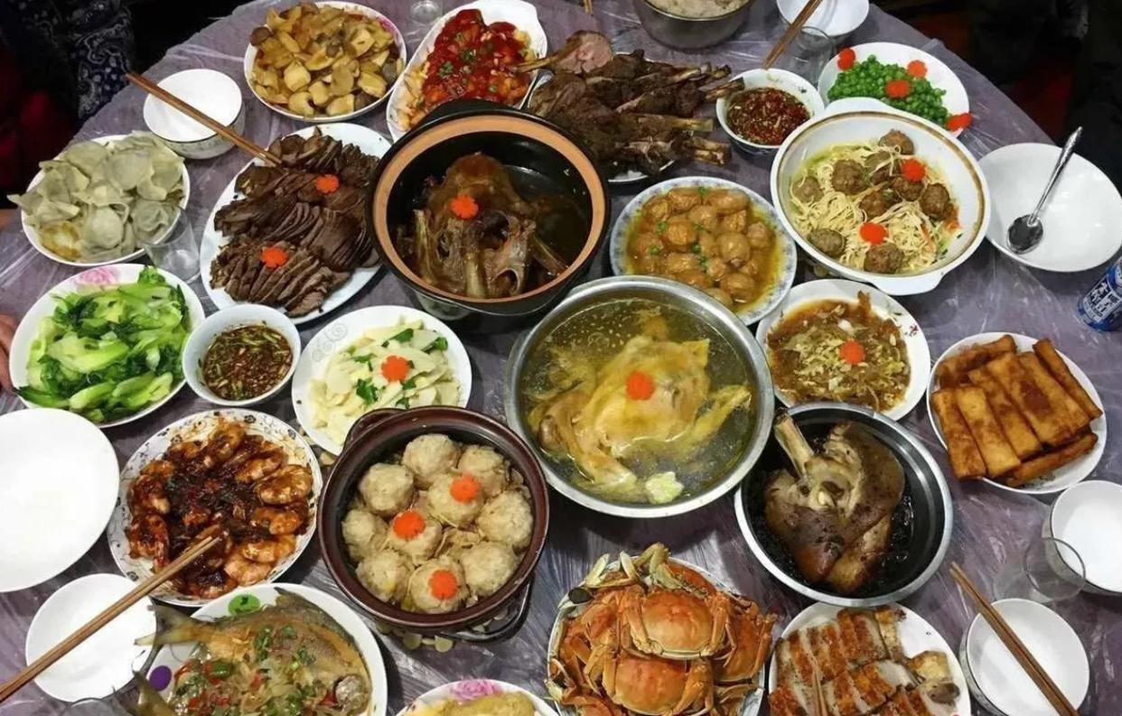 图一、武汉人家的年夜饭；图二、湘鄂人家的年夜饭；图三、广东人家的年夜饭