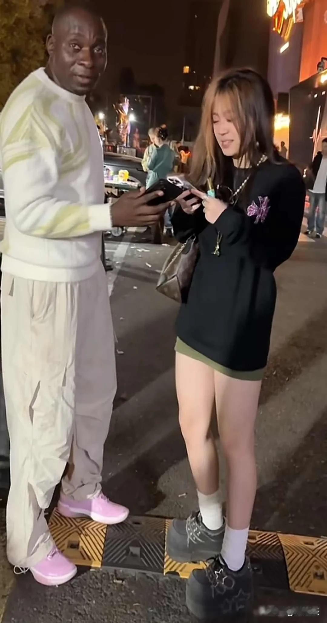 街头偶遇非洲男生，女生主动合影加微信，这算不算文化错位？前几天朋友在北京三里