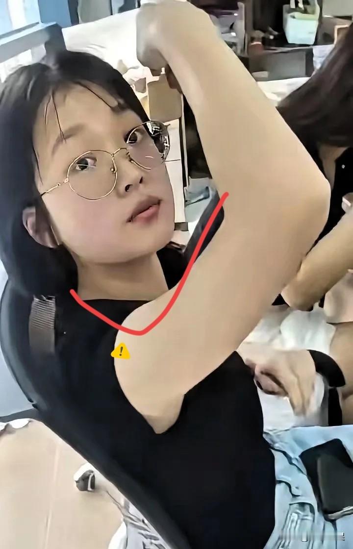 天啊，今天的头条差不多都是在发这个女的，真的是为了一口吃的也是，无语了你们都怎