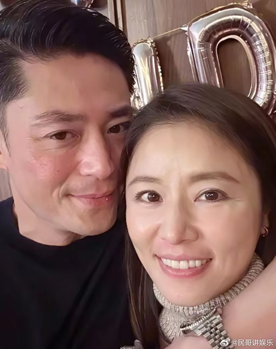 9月10日，有网友晒出了和林心如父母的聚餐照，林爸爸今年75岁了，穿着蓝色衬衫、