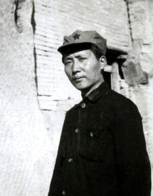 76年毛主席逝世后，贺子珍拿出一张主席相片披上黑纱，作最后告别［1976年9月