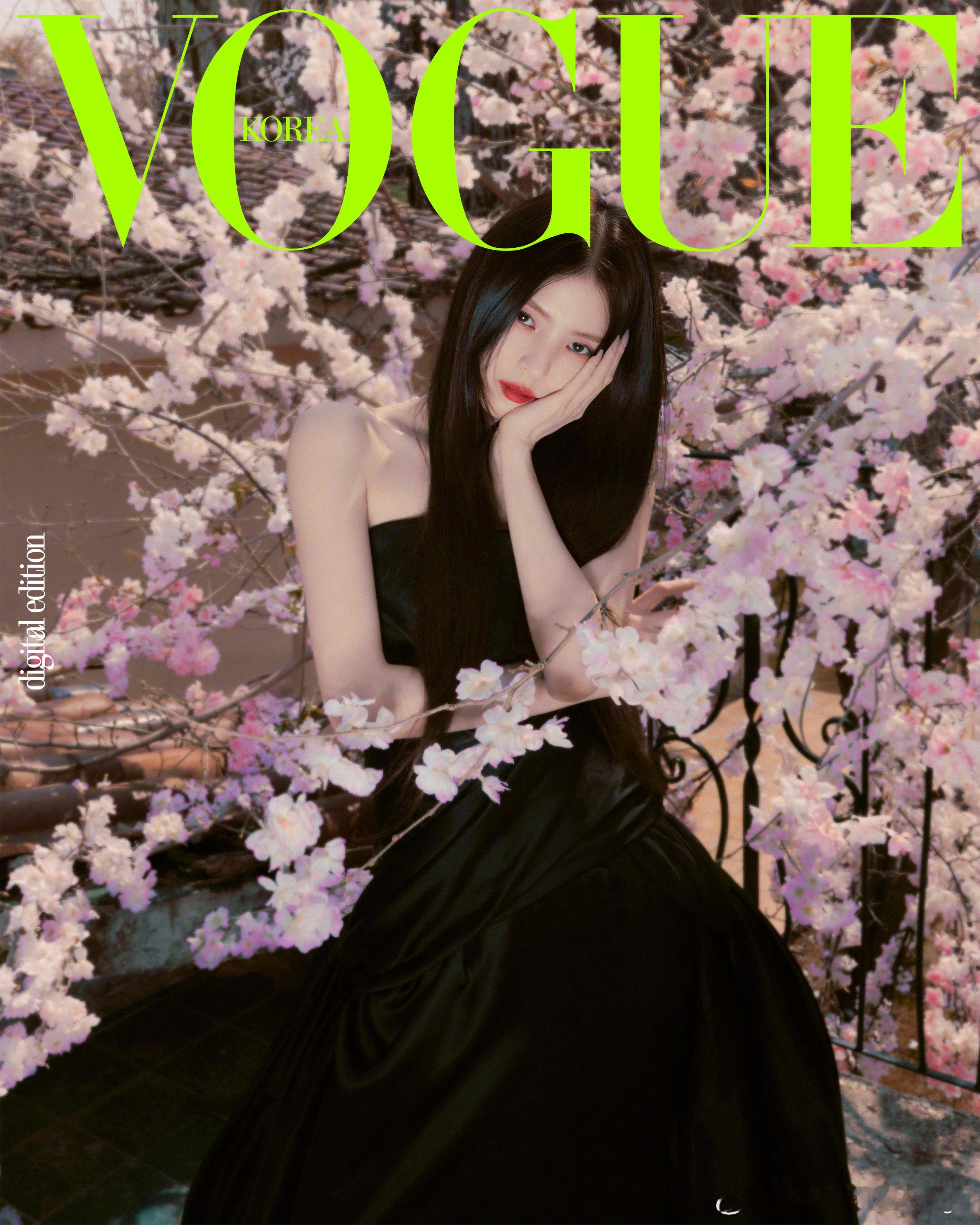 韩国版VOGUE电子刊，韩素希身着Dior秋季系列新装亮相封面大片。春日