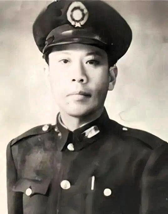 淮海战役碾庄圩一战，黄百韬兵团陷入解放军重重包围，粮弹断绝、突围无望，彻底陷入绝