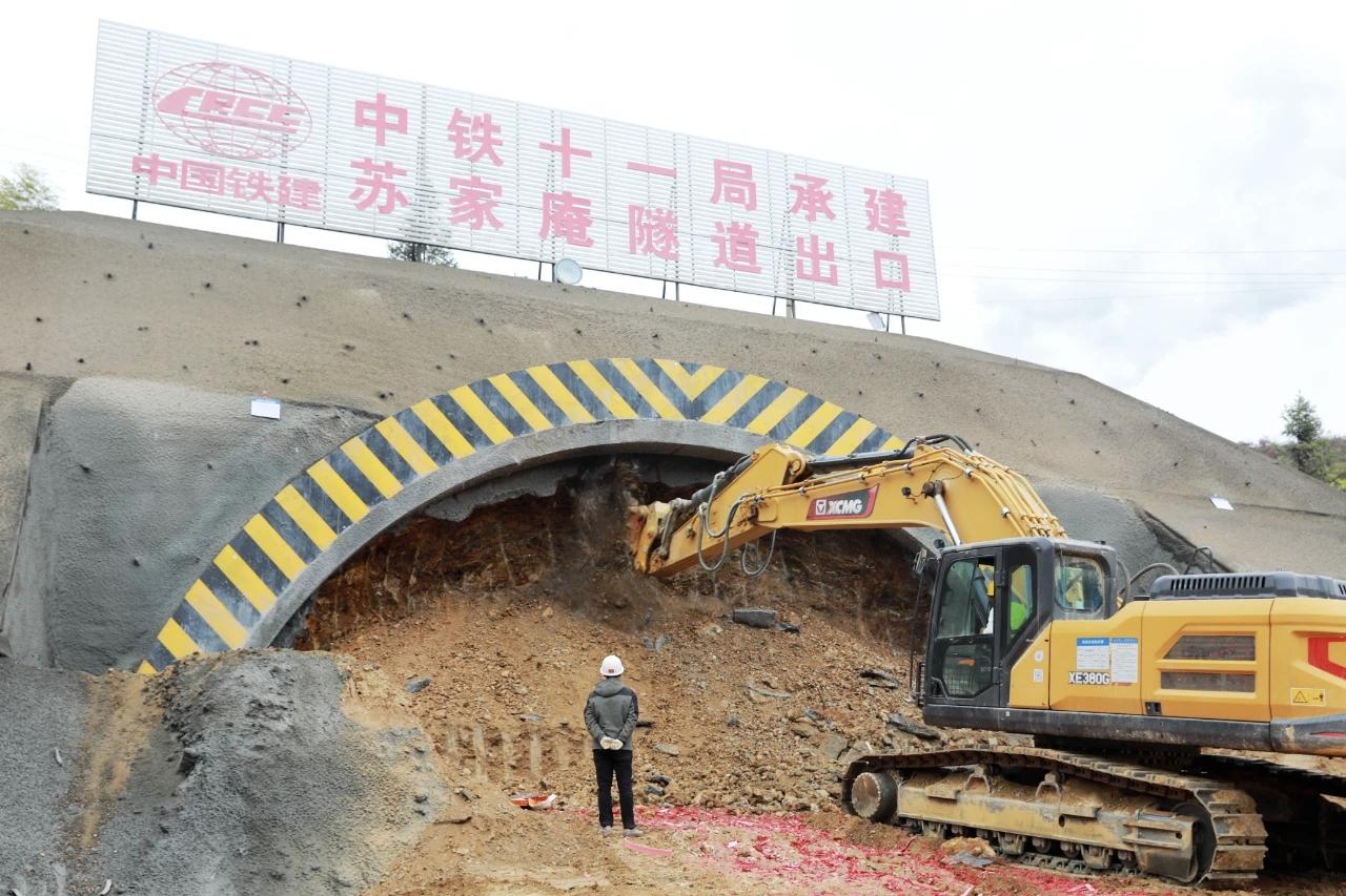 12月13日清晨，浏阳大地传来高铁建设的重磅捷报：澄潭江镇境内的苏家庵隧道正式启