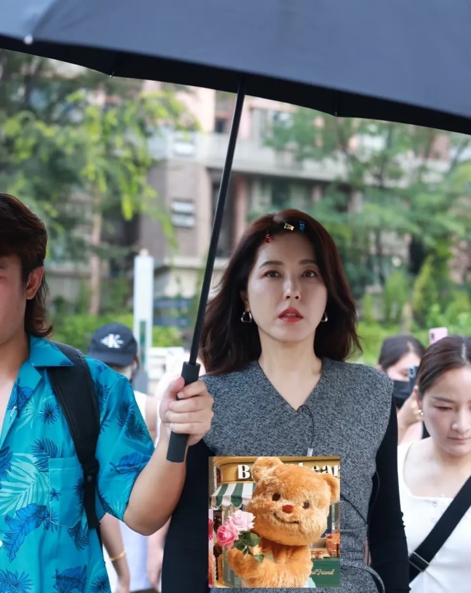 曾黎的美貌常被高估。她年纪渐长，实际状态与网上夸赞差距明显，法令纹深、皮