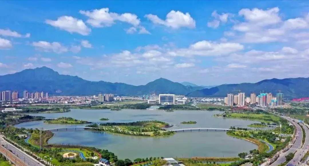 从佛山到肇庆高新区到处都是高压线电线杆，但是到了肇庆新区后，高压线全部消失了，因
