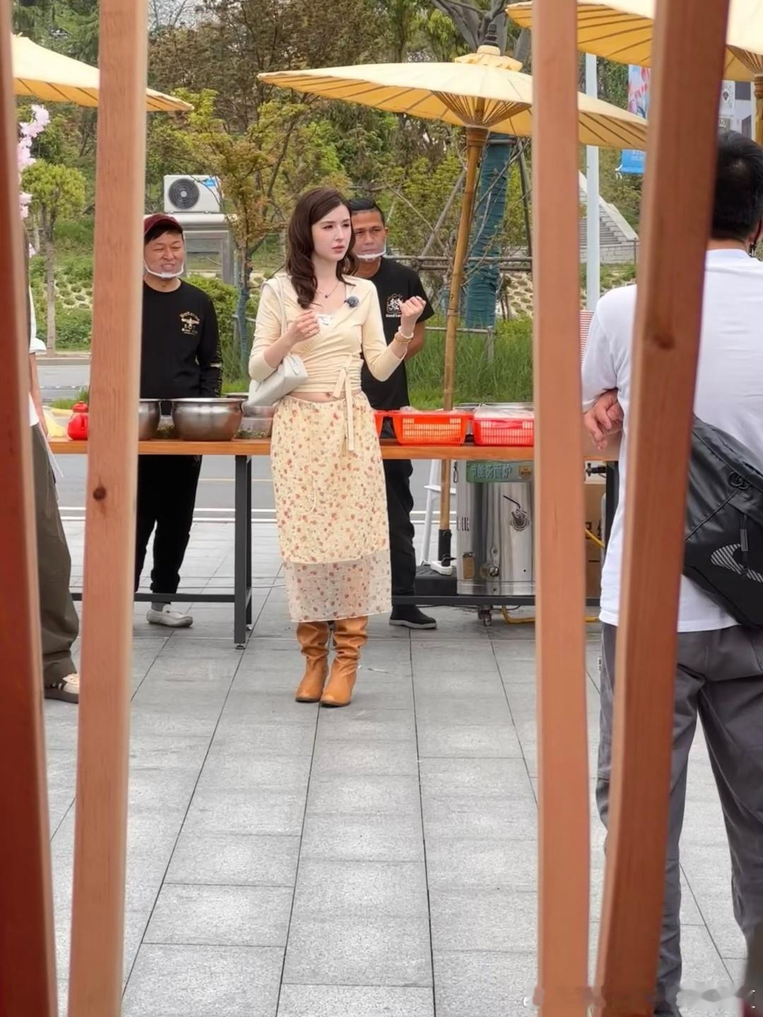 女明星真人和照片确实有差距，哈尼克孜线下居然长这样……怎么看上去这么憔悴？