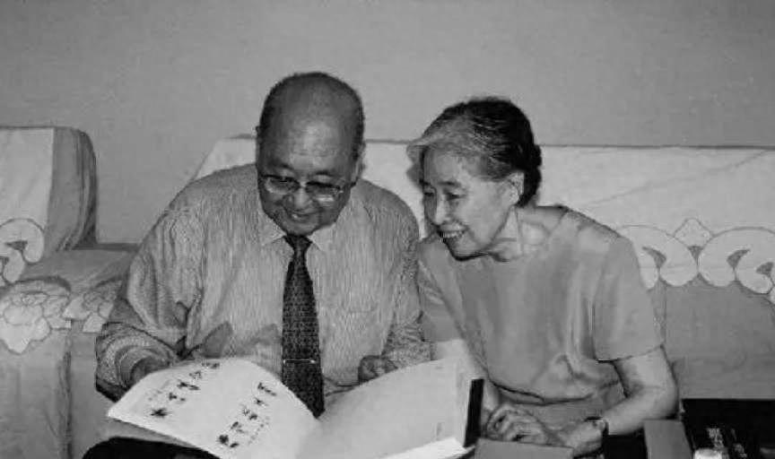 49年刘少奇初见岳父岳母，席间泄一个“密”，王光美不高兴了“1949年2月3日