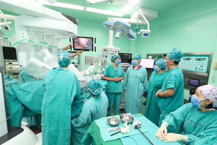 今天医院里一个教授要辞职，院长一直挽留，教授说：“我一个月工资才一万，你觉得我有