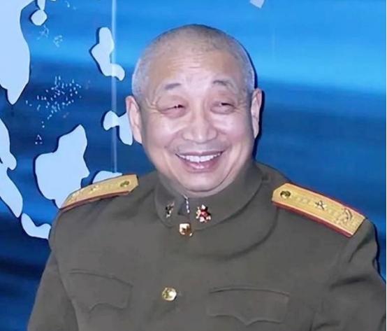 1990年，在中越战俘遣返仪式上，“叛变”军官汪斌拖着仅37公斤重的身体，颤颤巍