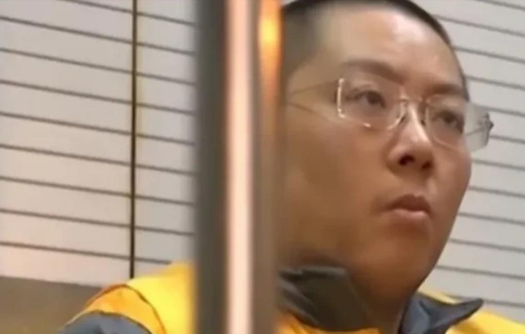 他18个月挥霍掉了380亿，平均一个月花20多个亿，他广选“后宫”，建立私人武装