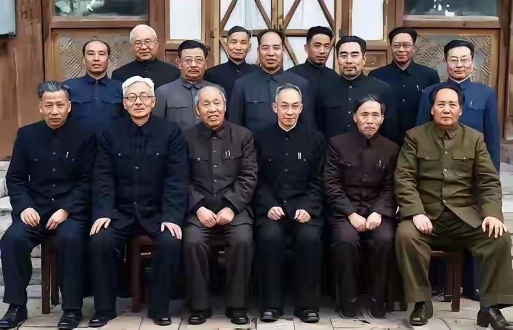 这是一张珍贵的历史老照片，定格了十五位革命先辈的经典瞬间。他们目光坚定，神情从容