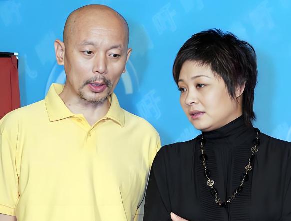 1995年，葛优拍戏赚了350万，把钱全部交给了妻子贺聪。谁知贺聪转身就在北京买