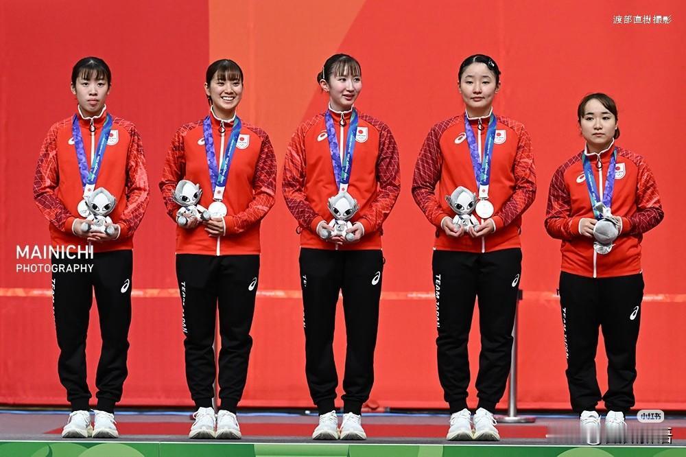 这次亚运会日本女团同样是拿了亚军，早田希娜没有哭，采访时也笑，站在领奖台上也在笑