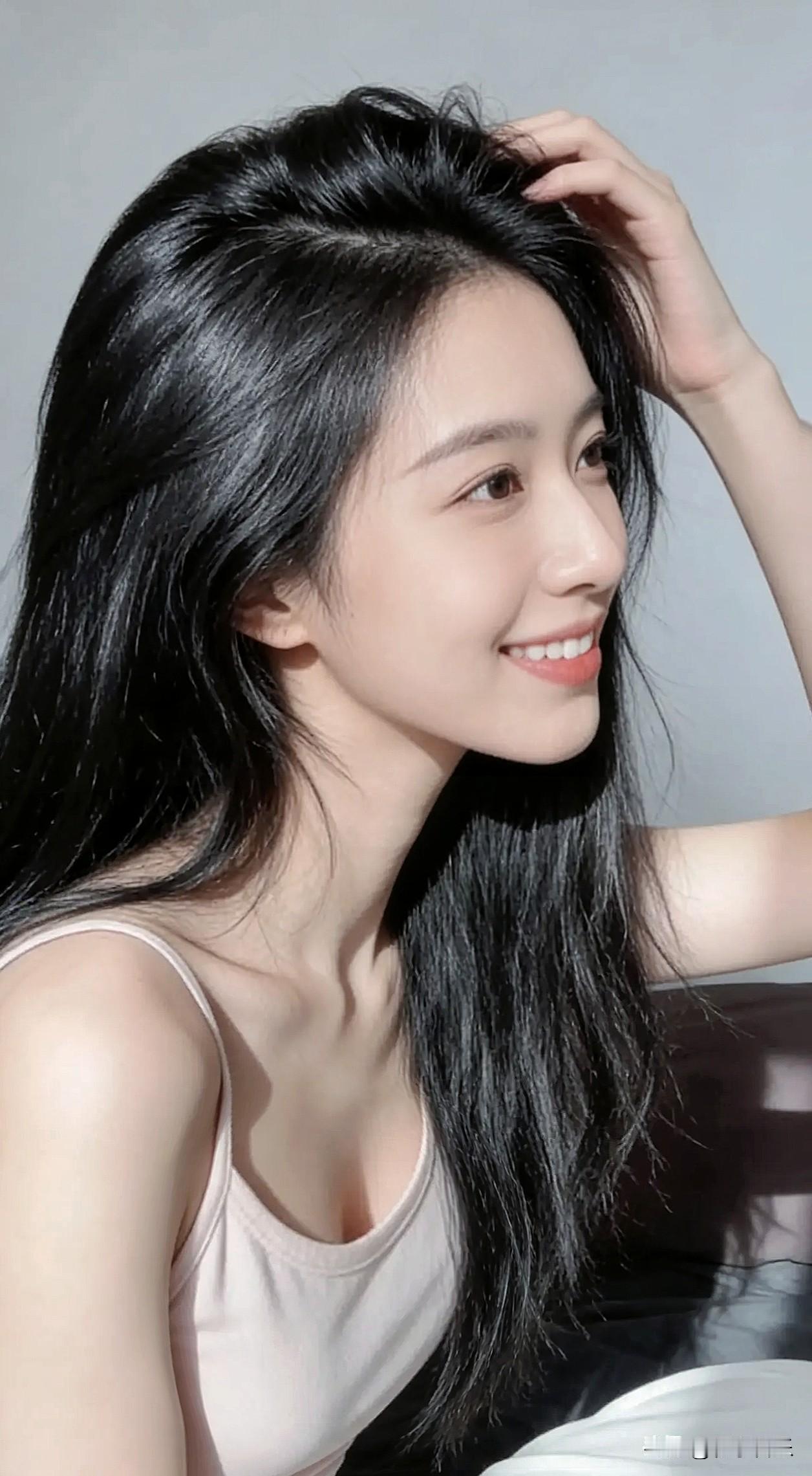 阳光洒落，温柔笑意轻扬，黑发随风飘逸，眉眼间皆是清甜动人，温柔又耀眼。随手拍一拍