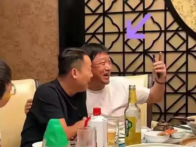 贾冰真爷们，朋友面前不假正经，偷拍者，背刺朋友众叛亲离可耻伪君子！贾冰致歉显格