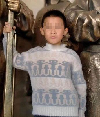 惨绝人寰！山西狠心生母与继父，深夜叫醒熟睡10岁孩子，持三角带轮番暴打，逼其