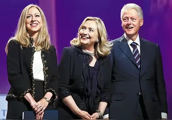 年轻时的克林顿绝对是帅哥一枚，棱角分明，身材高大，即使用中国人的审美标准看，他也