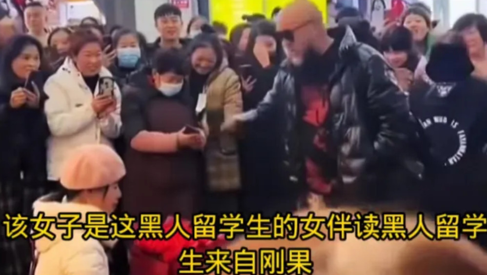 上海街道上演一部中非爱情故事，故事主人翁是非洲刚果留学生毕业准备回国，一名中国女