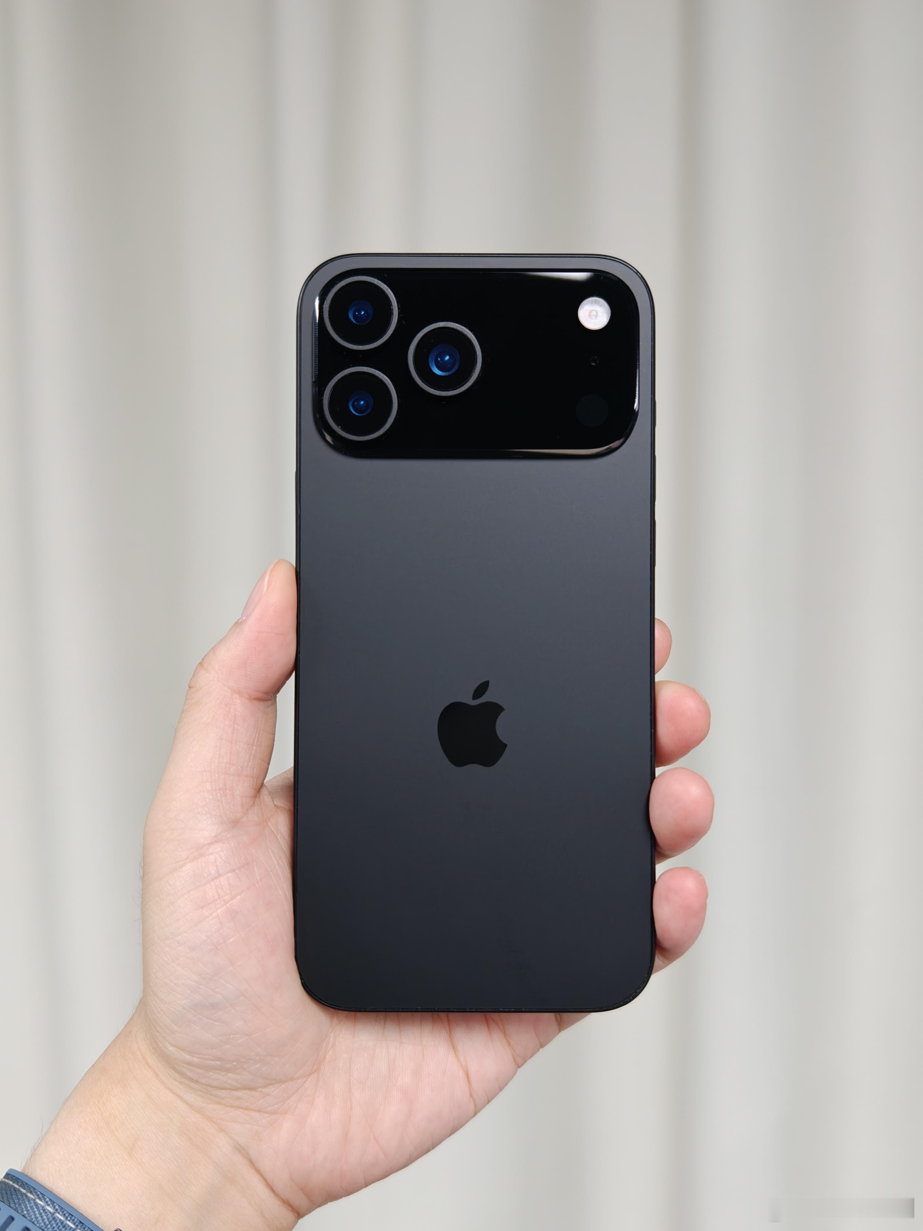 iPhone17ProMax黑色机模上手，今年这个外观设计，大家觉得10分