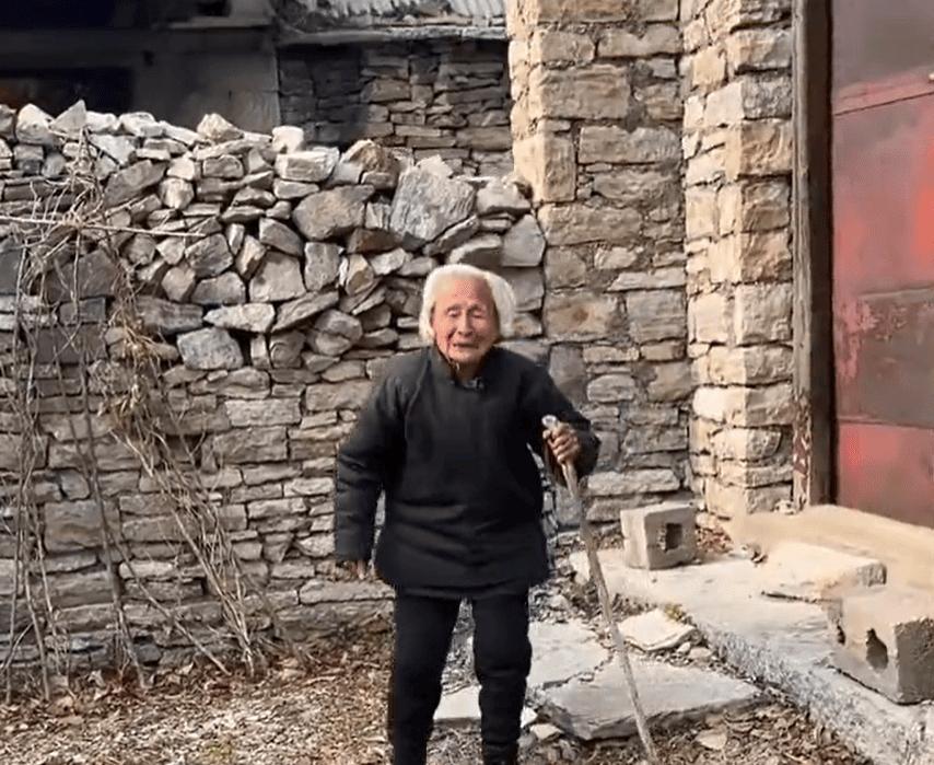 河南，一9岁男孩父亲去世，母亲改嫁，他和73岁的爷爷相依为命，为了防止爷爷也去世