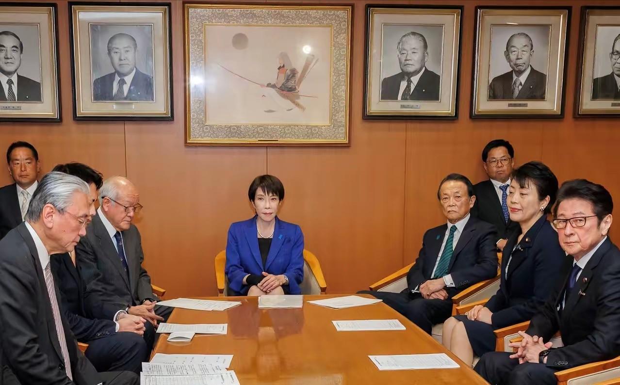 高市早苗辞职！当地时间2月18日上午，日本政府召开内阁会议，高市早苗内阁集体