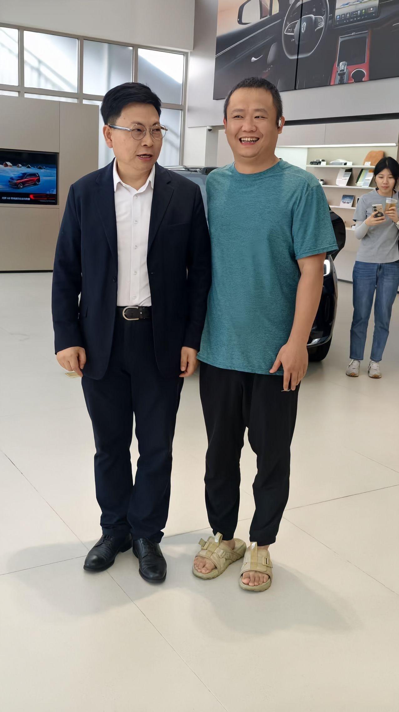 网友在“鸿蒙大酒店”偶遇华为余承东，余总欣然同意合影，说“那四个字”不过分吧。近