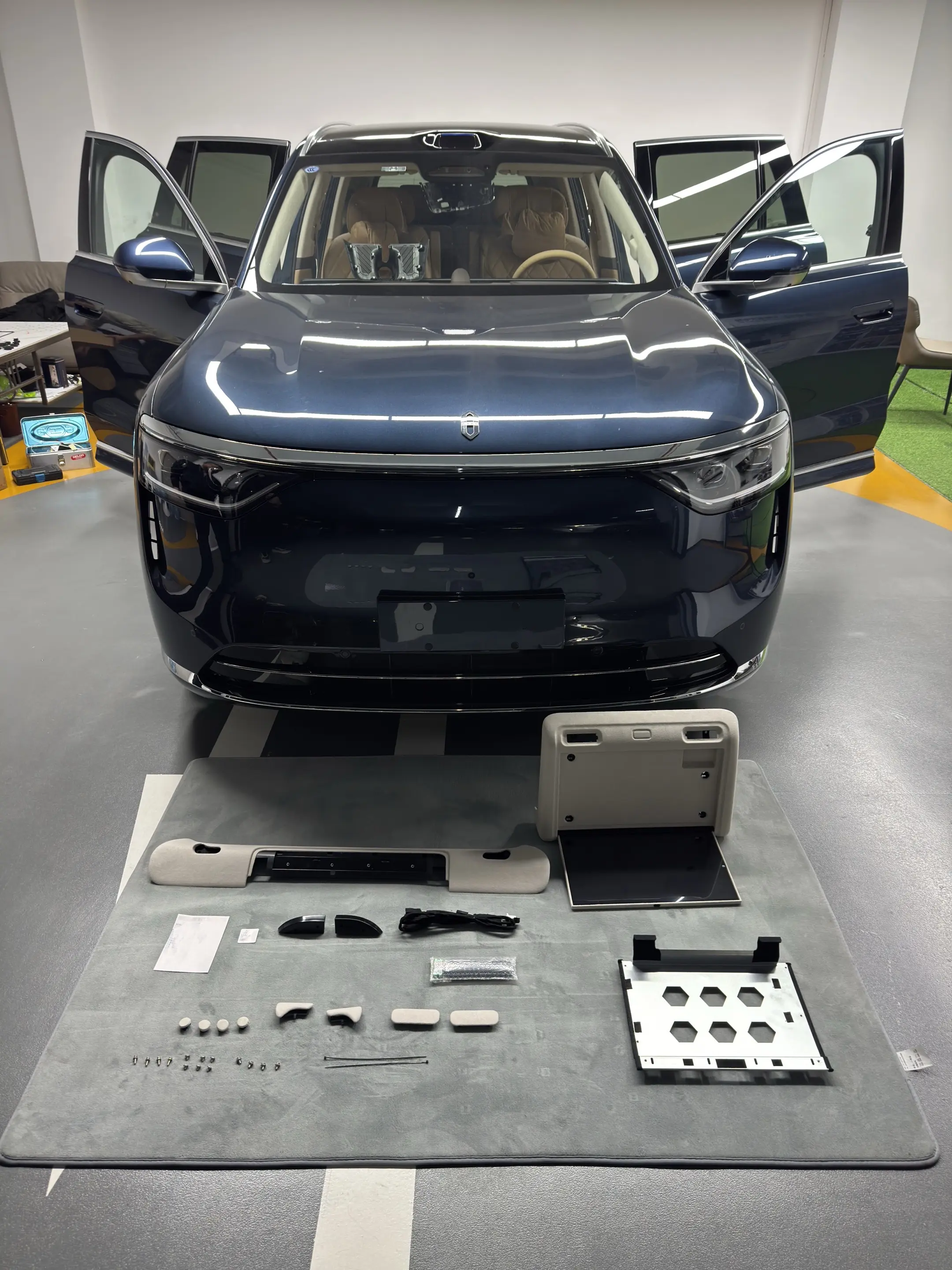 年底添货，问界M8后排吸顶电视升级。