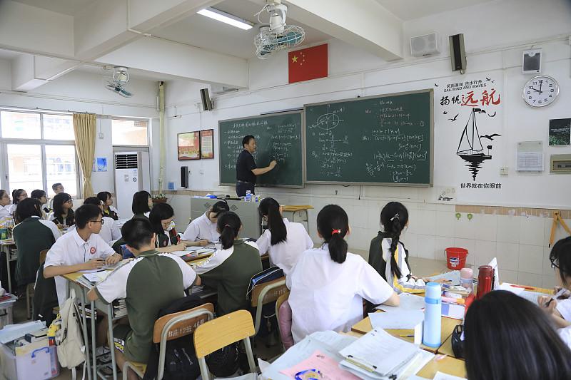 假如我是校长，不搞花架子，只狠抓三件实事。第一，砍掉一半非教学任务。巡河、打
