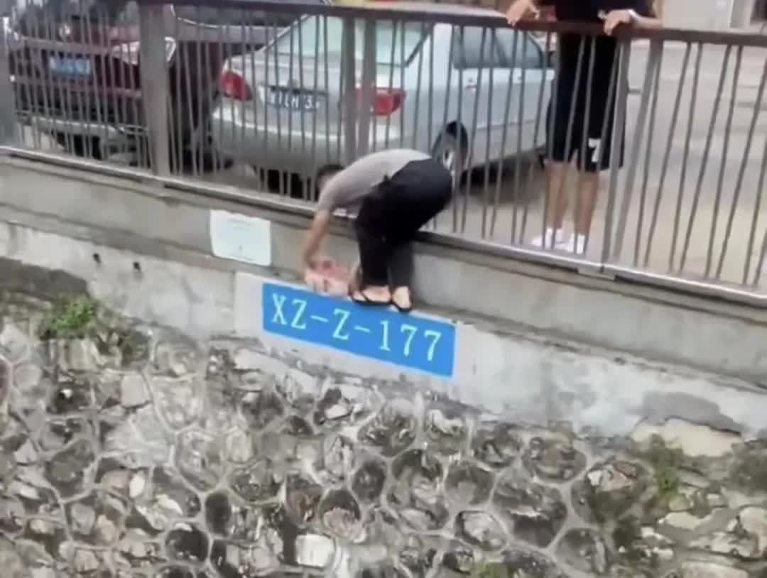 6月12月，深圳宝安区一河道惊现大量现金，被一男子捡走，有人报警，随后男子被警察